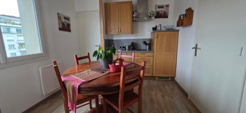 Grenoble Foch, 1bedroom apartment kitchen, unobstructed view, tram, train station, shops