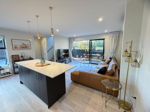 Brand New Urban Oasis Sleeps 6 with Garage – khách sạn tại Sydenham