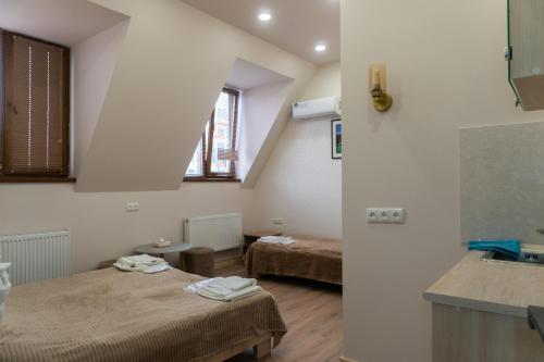 1 double bed, 1 twin bed