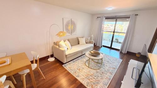 Amazing one bedroom apartment with terraces, garage & swimming pool – khách sạn tại Bairro do Rosario