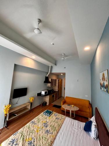 Budget Friendly Escape with skyline- Gaur City - image 2