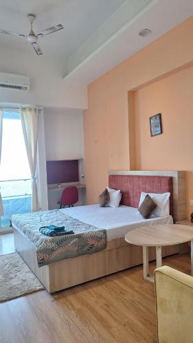 Budget Friendly Escape with skyline- Gaur City - image 4