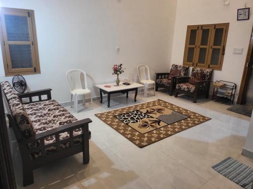 Beautiful small loft villa facing park in Hosur Road