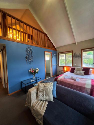 . Cosy Loft Cabin close to Ski Fields & Jindabyne with Platypus in River Frontage