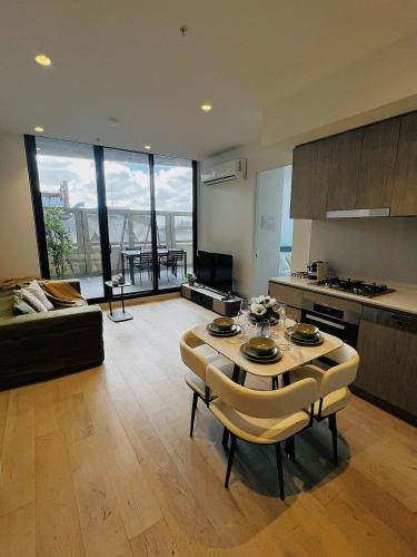 The Chill Hub 2BR2BTH Tranquil Nest in CBD – khách sạn tại West Beach