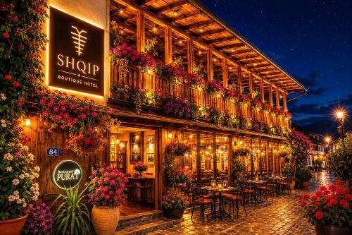 SHQIP Boutique Hotel - Old Bazaar Gjakova – khách sạn tại Dakovica