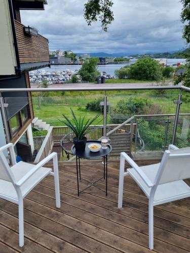 Modern Basement Apartment with Huge Terrace, Great View from it and Free Parking – khách sạn tại Hessa