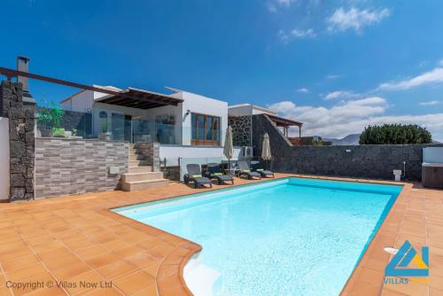 Villa Lobos - Retro Family Villa by Villas Now