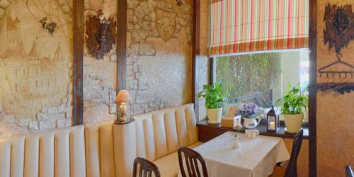 Gostiny Dvor Hotel - image 10
