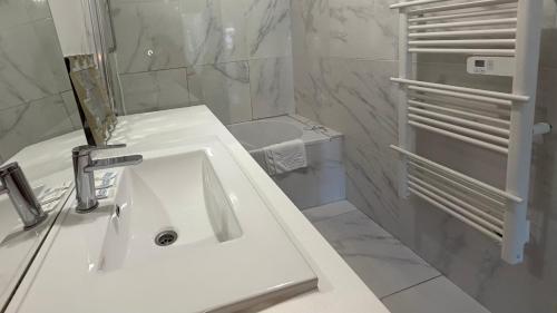2 bedrooms, 7 beds