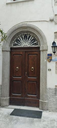 Clelia Holiday House- panoramic terrace overlooking the castle and the mountains in Pacentro