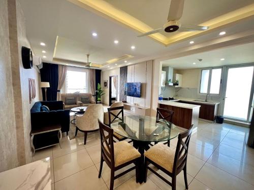 Koplietošanas atpūtas telpa ar TV, Elysium Tower Modern Apartments Opposite Centaurus Mall Islamabad in Islamabad galvaspilsēta
