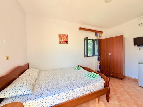 Petrit Guesthouse - image 4