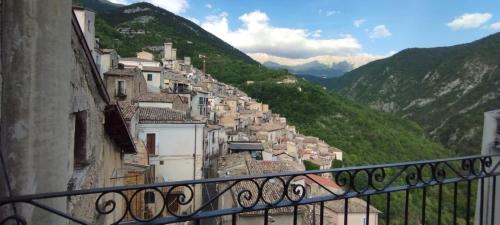 Skats, Clelia Holiday House- panoramic terrace overlooking the castle and the mountains in Pacentro