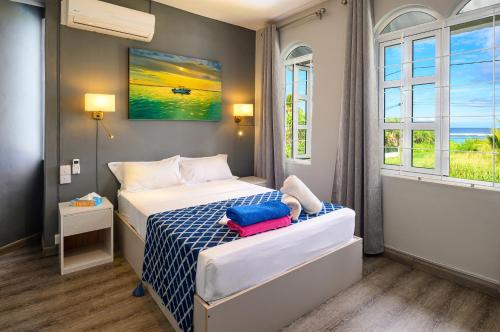 Direct Beachfront 5-BR Villa w Pool in 貝爾歐姆伯拉