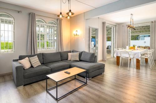 Direct Beachfront 5-BR Villa w Pool in Bel lombr