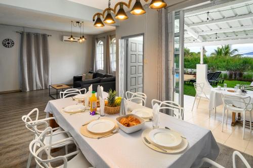 Direct Beachfront 5-BR Villa w Pool in Bel lombr