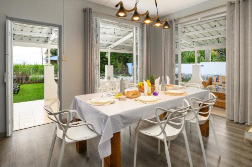Direct Beachfront 5-BR Villa w Pool in Bel lombr