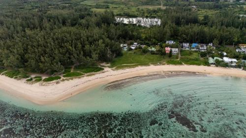 Direct Beachfront 5-BR Villa w Pool in Bel lombr
