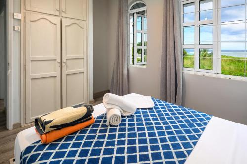 Direct Beachfront 5-BR Villa w Pool in 貝爾歐姆伯拉