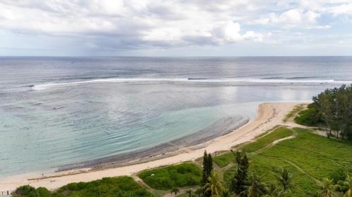 Direct Beachfront 5-BR Villa w Pool in 貝爾歐姆伯拉
