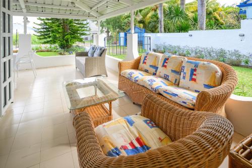 Direct Beachfront 5-BR Villa w Pool in Bel lombr