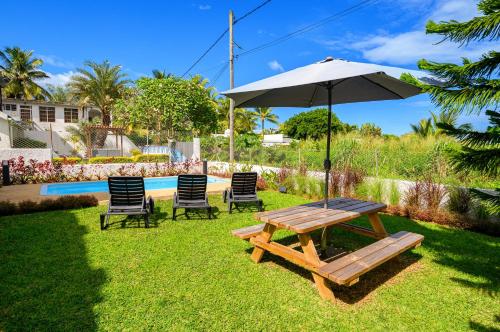 Direct Beachfront 5-BR Villa w Pool in 貝爾歐姆伯拉