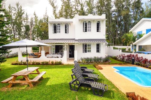 Direct Beachfront 5-BR Villa w Pool in Bel lombr