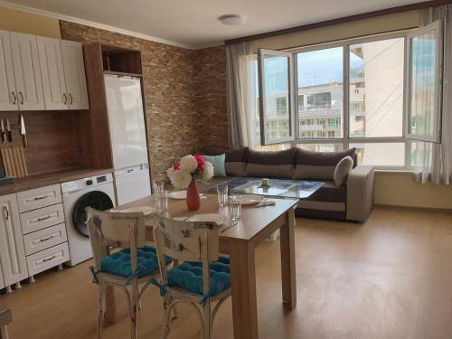 Cozy apartment by the beach in Byala in 비알라