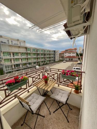 Cozy apartment by the beach in Byala in 비알라