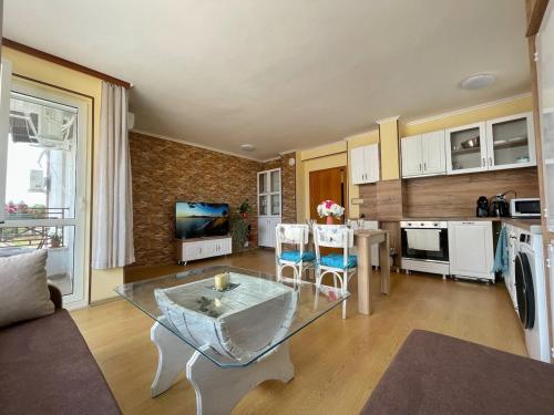 Cozy apartment by the beach in Byala in 비알라