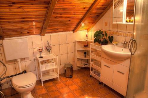 Bilik Mandi, Location Appartement à La Ferme Maryla (Location Appartement a La Ferme Maryla) in Brodski Stupnik
