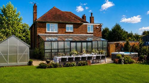 South View Country House Sleeps 12 - Hot Tub - Views in Wootton Wawen