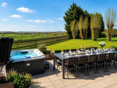South View Country House Sleeps 12 - Hot Tub - Views in Wootton Wawen