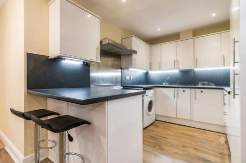 Central 2 bed large apt M1 area
