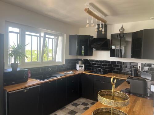 Villa avec Piscine et Jacuzzi parfait pour se détendre et profiter (Villa avec Piscine et Jacuzzi parfait pour se detendre et profiter) in Lancon-Provence