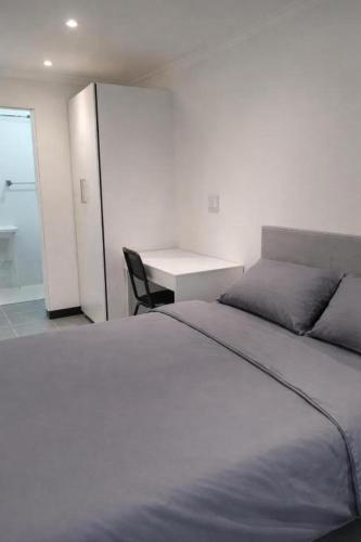 Melville Haven Apartment Modern Living Near UJ & Milpark — other in 20A 4th Ave, Johannesburg South Africa, 2109