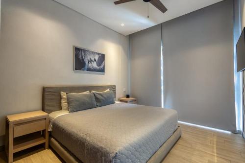 Modern Marina-View Penthouse with Private Hot Tub Pool & Netflix - image 2