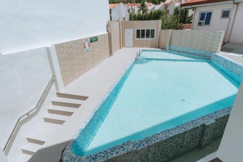 Near Anjo World Self Check In and Few Mins to SM Seaside with Pool Gym WIFI Netflix in Minglanilla