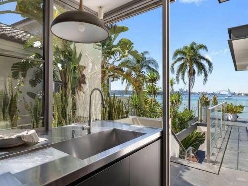 Luxury 5 bedroom Detached House in Sydney - image 11