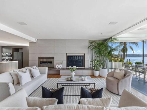 Luxury 5 bedroom Detached House in Sydney - image 7
