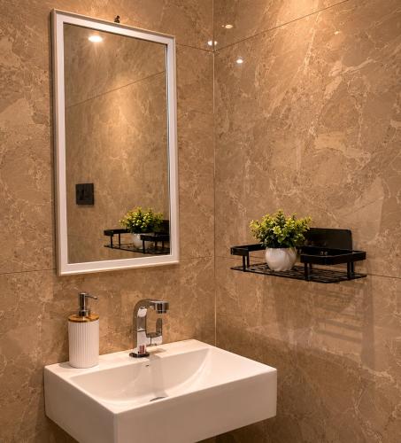 Elegant couple Friendly 1BHK Comet by The Solis - image 5