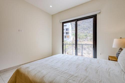 Immaculate Stay with Stunning Views Balcony plus on-site Pool & Gym - image 5