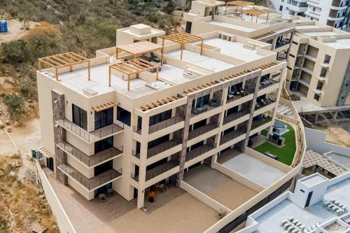 Immaculate Stay with Stunning Views Balcony plus on-site Pool & Gym - image 2