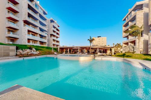Stunning 2 BR - Pool - Awesome amenities