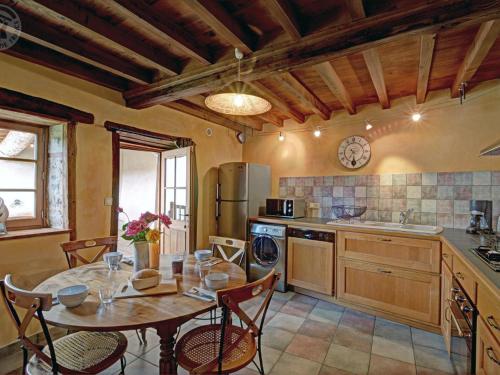 Gîte de charme rénové 3 épis, 2 chambres en pleine nature - FR-1-496-92 (Gite de charme renove 3 epis, 2 chambres en pleine nature - FR-1-496-92) in Charbonnieres-les-Bains