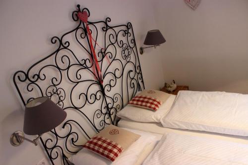 A la Maison Rouge Hôtel & Restaurant - image 2