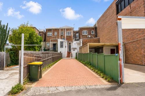 Cosy 3 Bedroom Apartment In Trendy Haberfield in Ashfield