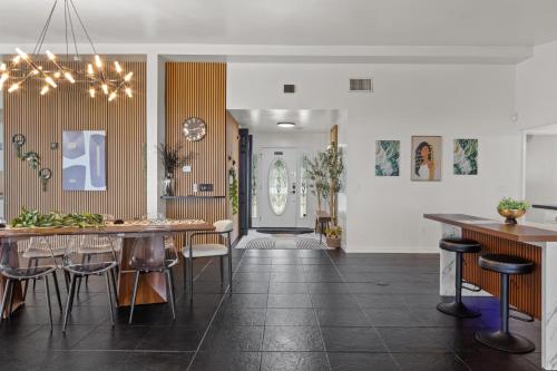 NEW Waterfront Escape - Paddleboards, GYM, Easy Living and Fun-inclusive in Shalimar (FL)