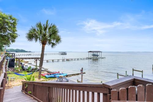 NEW Waterfront Escape - Paddleboards, GYM, Easy Living and Fun-inclusive in Shalimar (FL)